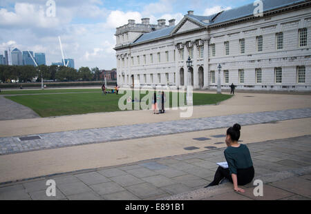 Octobre 2014 : dessiner la vue sur Canary Wharf à partir de la Cour du Roi Charles, Université de Greenwich. Banque D'Images