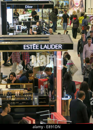 Estee Lauder Kiosk , Rez-de-chaussée, du grand magasin Macy's Herald Square, New York, Banque D'Images