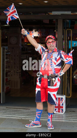 Homme vêtu de vêtements patriotiques Union Jack Banque D'Images