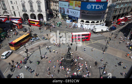 Piccadilly Circus construit en 1819 pour relier la rue Regent à Piccadilly.Il a une statue d'Eros le dieu grec de l'amour Banque D'Images