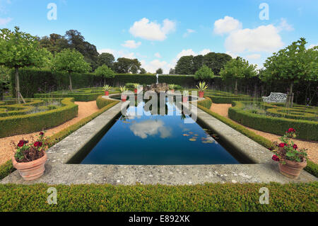 Jardin de l'eau dans les jardins à Houghton Hall, Norfolk, Angleterre, Royaume-Uni. Banque D'Images