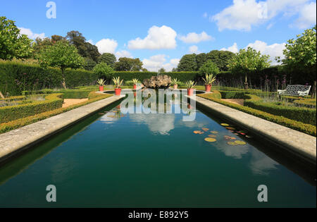 Jardin de l'eau dans les jardins à Houghton Hall, Norfolk, Angleterre, Royaume-Uni. Banque D'Images