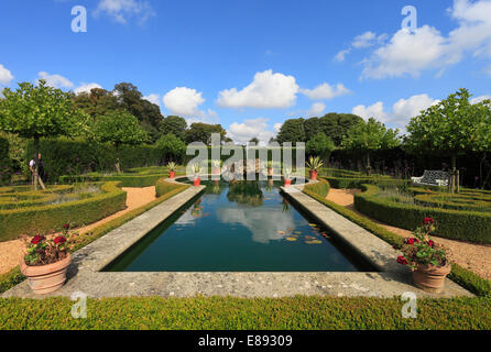 Jardin de l'eau dans les jardins à Houghton Hall, Norfolk, Angleterre, Royaume-Uni. Banque D'Images