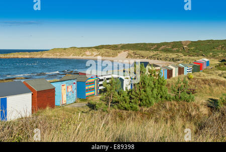 HOPEMAN BAY ET PLAGE côte de Moray en Écosse avec une longue ligne de chalets ou cabines de plage de couleur Banque D'Images