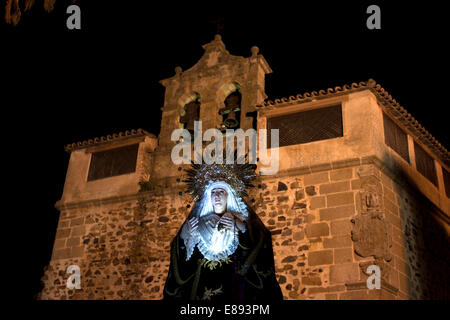 La Vierge des Douleurs (Virgen de los Dolores) s'affiche en procession pendant la Semaine Sainte de Pâques dans la région de Cáceres, Extremadura, Espagne, Banque D'Images