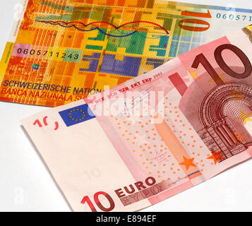 Europe 10 Euro Note et dix billets de banque en francs suisses Banque D'Images