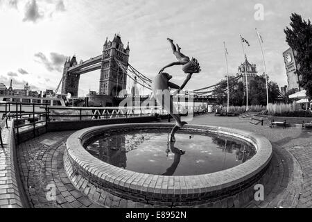 Fille avec fontaine du Dauphin, près de Tower Bridge Banque D'Images