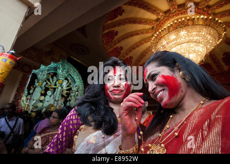 Célébrer les femmes durga pooja, Kolkata, West Bengal, India Banque D'Images