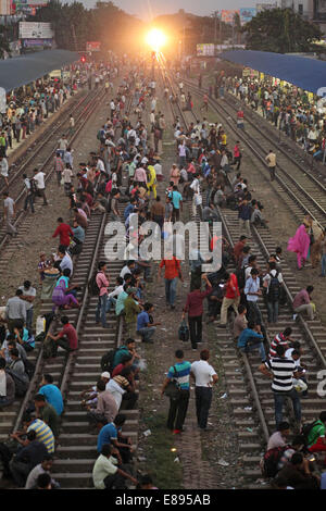Dhaka, Bangladesh. 2Nd Oct, 2014. Passagers en attente de train à la gare de l'aéroport de Dhaka.Les gens voyagent dans un train en partance pour leur village pour le festival Eid-ul-Adha à la gare de l'aéroport.Des millions de Bangladais voyagent à domicile, voyages en train bondé et bateaux faire le retour dangereux. Zakir Hossain Chowdhury Crédit : Fil/ZUMA/Alamy Live News Banque D'Images