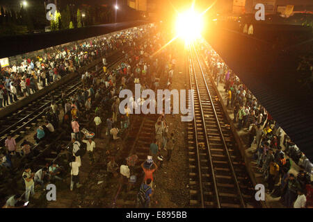 Dhaka, Bangladesh. 2Nd Oct, 2014. Passagers en attente de train à la gare de l'aéroport de Dhaka.Les gens voyagent dans un train en partance pour leur village pour le festival Eid-ul-Adha à la gare de l'aéroport.Des millions de Bangladais voyagent à domicile, voyages en train bondé et bateaux faire le retour dangereux. Zakir Hossain Chowdhury Crédit : Fil/ZUMA/Alamy Live News Banque D'Images