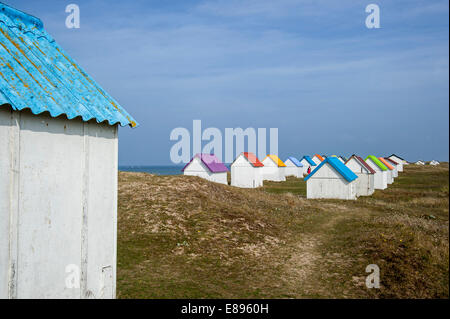 Cabines de plage colorées dans les dunes à Gouville-sur-Mer, Basse-normandie, France Banque D'Images