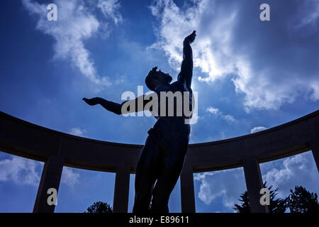 Statue de l'esprit de la jeunesse américaine s'élevant de la vagues, cimetière américain de Normandie, Colleville-sur-Mer, France Banque D'Images