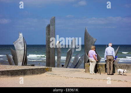 Couple de personnes âgées à la Seconde Guerre mondiale à deux monument les Braves d'Omaha Beach à Colleville-sur-Mer, Basse-normandie, France Banque D'Images