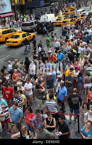 New York, États-Unis, les gens debout dans une file d'attente Banque D'Images