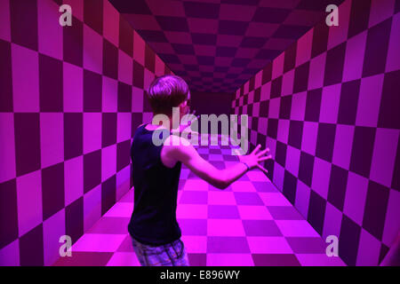 La ville de New York, un garçon s'installe dans un tunnel de carrés violet Banque D'Images