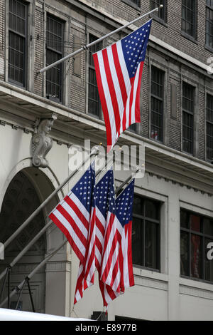 New York City, USA, les drapeaux nationaux des États-Unis d'Amérique accrochés sur une façade de maison Banque D'Images