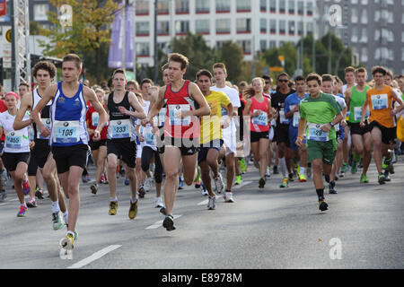 Berlin, Allemagne, jeunes courent le Mini Marathon Banque D'Images