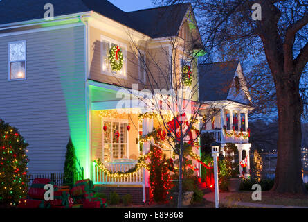 Ces traditionnelles maisons de style victorien, dans une ville ou village de Noël sont joliment décorées pour les Fêtes. Banque D'Images