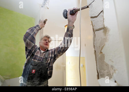 Berlin, Allemagne, artisans travaillaient un mur avec un marteau et un burin Banque D'Images