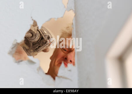 Berlin, Allemagne, artisans travaillaient un mur avec un marteau-perforateur Banque D'Images