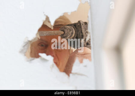 Berlin, Allemagne, artisans travaillaient un mur avec un marteau-perforateur Banque D'Images