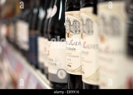 Une sélection de bouteilles de vin rouge sur une étagère dans une succursale de supermarché Sainsbury's affichage des prix & offres Banque D'Images
