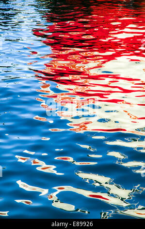 Reflet de la coque du bateau dans la baie de San Francisco, Californie, USA Banque D'Images