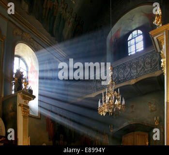 La fenêtre de l'église avec la lumière du soleil qui brillait à travers. Banque D'Images