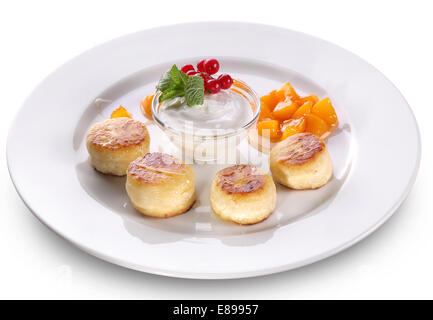 Gâteaux au fromage sur une plaque blanche. Fichier contient des chemins de détourage. Banque D'Images