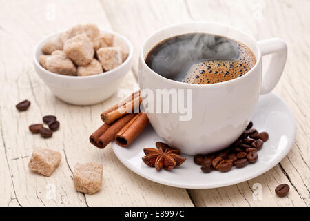 Tasse de café chaud sur une vieille table en bois. Banque D'Images