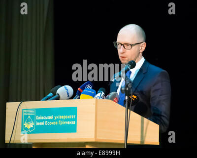 Kiev, Ukraine. 2 octobre, 2014. Premier ministre Iatseniouk. -- Premier Ministre Arseniy Iatseniouk estime nécessaire d'adopter une nouvelle loi sur l'éducation. Il dit, parlant au nom de l'Université de Kiev après Boris Hrinchenko aux enseignants et étudiants. "Nos armes - cette connaissance, le patriotisme, et l'esprit de l'Ukraine dans chaque jardin d'enfants dans toutes les écoles et l'université," - a déclaré Iatseniouk. Crédit : Igor Golovnov/Alamy Live News Banque D'Images