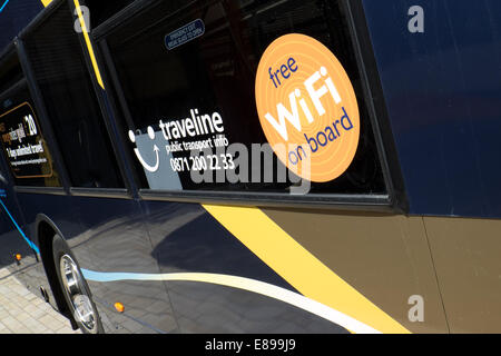 Un signe sur le côté d'un bus Stagecoach gratuitement la publicité WiFi public à bord Banque D'Images