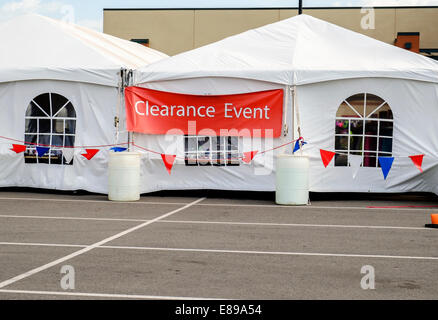 Un espace vente de tente sur un parking d'un centre commercial à Oklahoma City, Oklahoma, USA. Banque D'Images