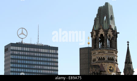 Berlin, Allemagne, les tours de l'Église du Souvenir Kaiser Wilhelm, et l'Europa Center Banque D'Images