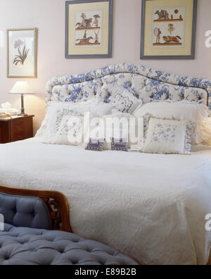 Tête de lit rembourrée blanc +bleu sur lit avec couette blanche et bleu et blanc coussins de pays chambres Banque D'Images