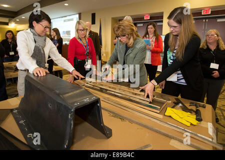 Novi, Michigan - membres de la Wildlife Habitat Council apprendre à faire à l'aide de chauves-souris la Chevrolet Volt recyclé couvercles de batterie. Banque D'Images