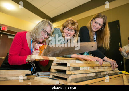 Novi, Michigan - membres de la Wildlife Habitat Council apprendre à faire à l'aide de chauves-souris la Chevrolet Volt recyclé couvercles de batterie. Banque D'Images