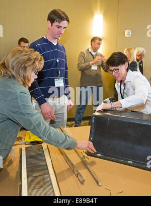 Novi, Michigan - membres de la Wildlife Habitat Council apprendre à faire à l'aide de chauves-souris la Chevrolet Volt recyclé couvercles de batterie. Banque D'Images