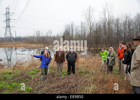 Novi, Michigan - membres de la Wildlife Habitat Council Le tour de la propriété de l'ITC Holdings. Banque D'Images