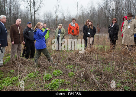 Novi, Michigan - membres de la Wildlife Habitat Council Le tour de la propriété de l'ITC Holdings. Banque D'Images