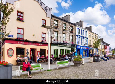 Magasins et pubs de la place du marché dans le centre-ville, Clifden, Connemara, comté de Galway, en République d'Irlande Banque D'Images