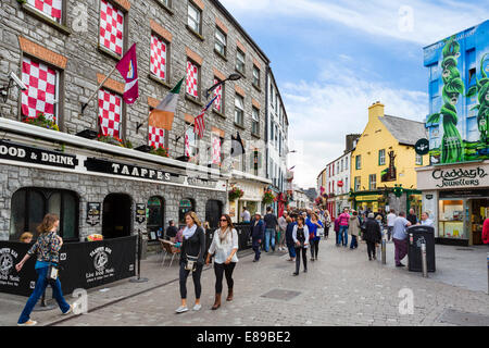 Pubs, restaurants et magasins sur Shop Street dans la ville de Galway, Quartier Latin, comté de Galway, en République d'Irlande Banque D'Images