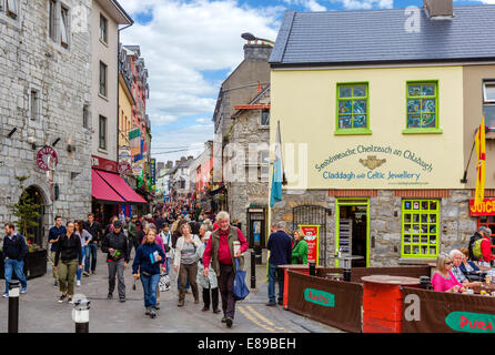 Vue vers le bas la rue Quay à Galway City Quartier Latin, comté de Galway, en République d'Irlande Banque D'Images