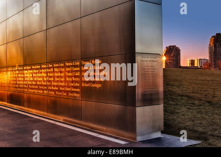 Mémorial du 11 septembre de ciel vide au coucher du soleil, situé à Liberty State Park, New Jersey. Banque D'Images