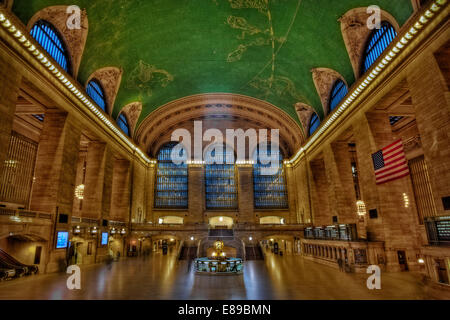 Grand Central Terminal - le hall principal de l'historique Grand Central Terminal de New York. Cette vue montre l'ensemble du bâtiment, y compris une partie de la belle représentation du ciel nocturne peintes sur le plafond, et la célèbre horloge en laiton au-dessus du kiosque d'information. Grand Central Terminal, reconstruit en 1913, a célébré son 100e anniversaire en 2013. Banque D'Images