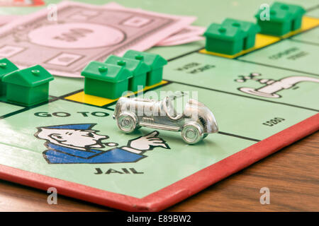 Le métal car charm sur l'aller en prison carré du jeu Monopoly Waddingtons Banque D'Images