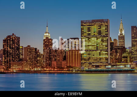 Sites touristiques de la ville de New York - Midtown Manhattan New York City skyline view de l'Empire State Building, l'Organisation des Nations Unies et de l'emblématique Chrysler Building. Photo prise lors de l'heure bleue du crépuscule.