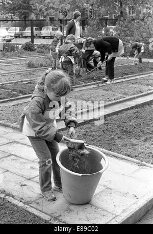 Berlin, DDR, enfants d'âge pré-scolaire et les enseignants travaillant dans le jardin dans le jardin de l'école Banque D'Images