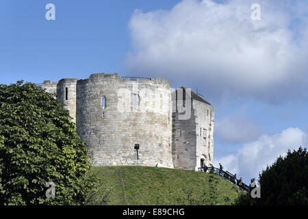 Vue de carte postale de Cliffords Tower, York, North Yorkshire, Angleterre, Royaume-Uni Banque D'Images