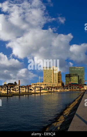 Le port intérieur de Baltimore pendant un beau ciel rempli de nuages en fin d'après-midi. Banque D'Images